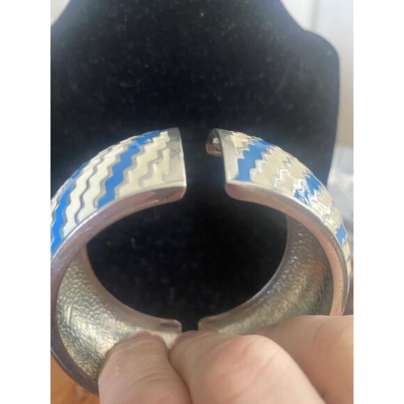 Vintage Silver Tone, Blue and Cream Enamel Spring Loaded Bracelet - Picture 8 of 9